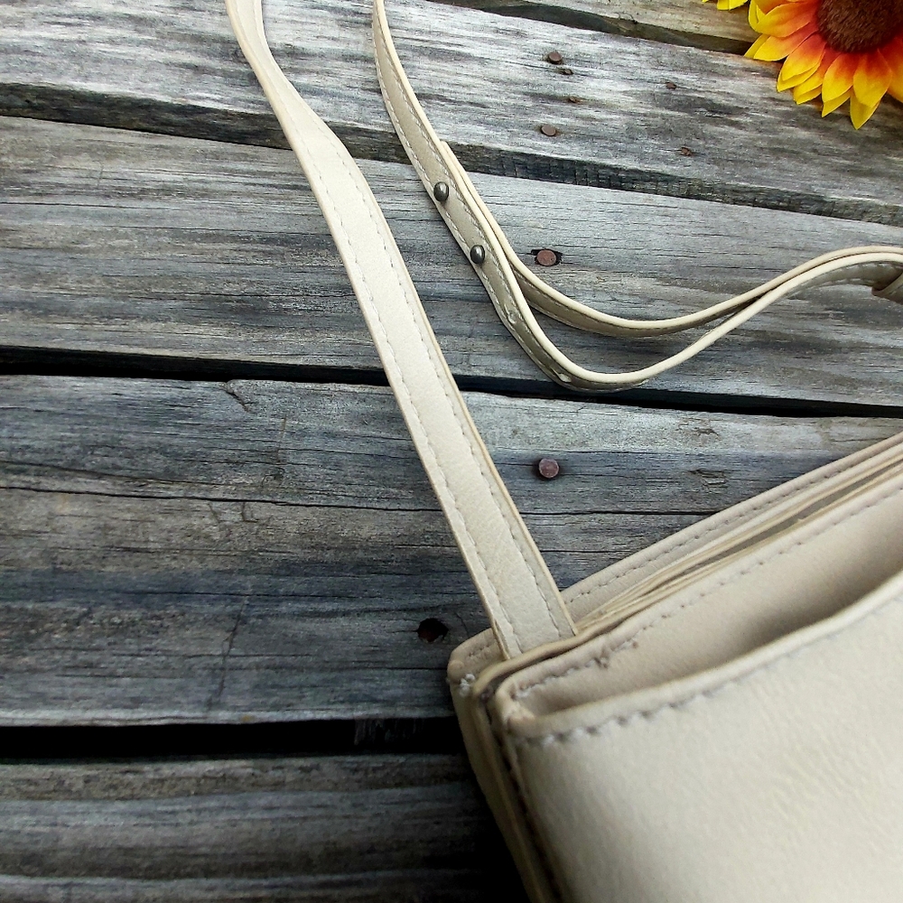 Universal Threads Crossbody Purse - image 4